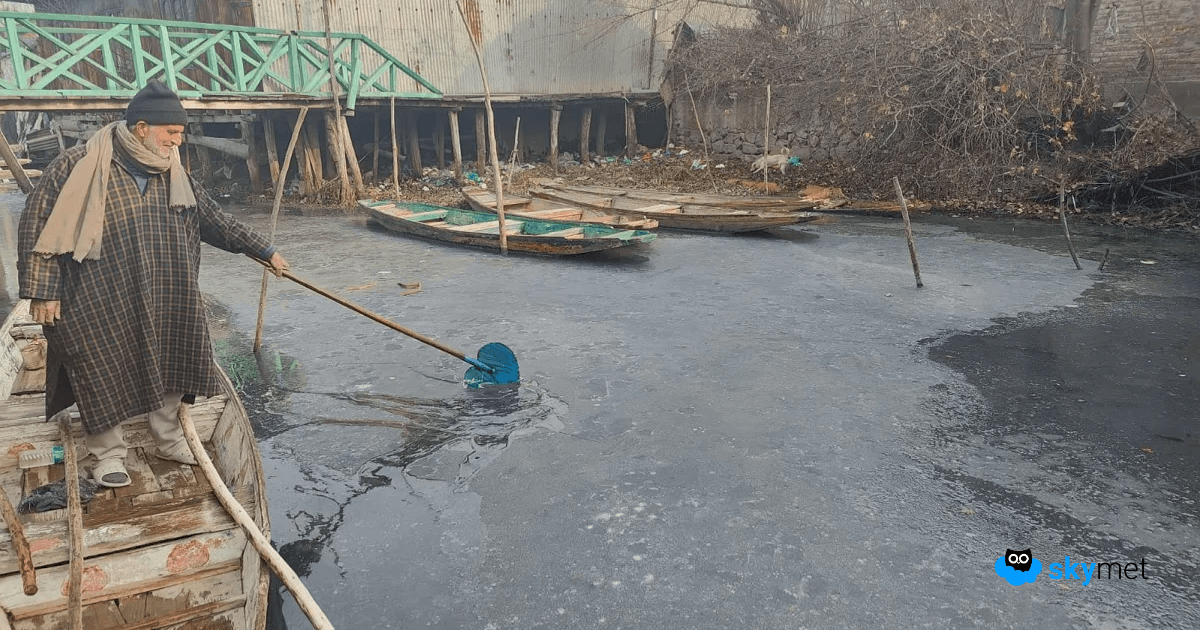 चिल्लाई कलां के दौरान जमी डल झील