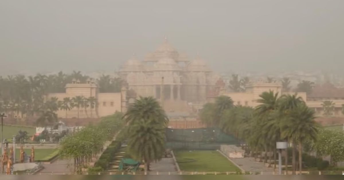 धूल की परत से ढका अक्षरधाम मंदिर, फोटो: PTI