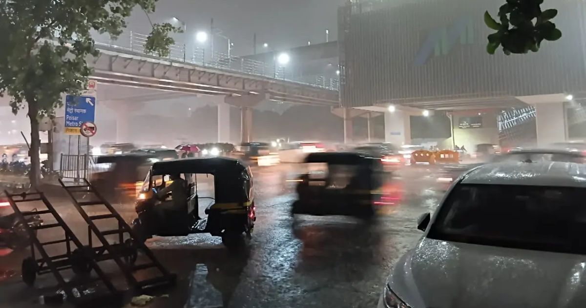 मुंबई भारी बारिश में गुजरते वाहन